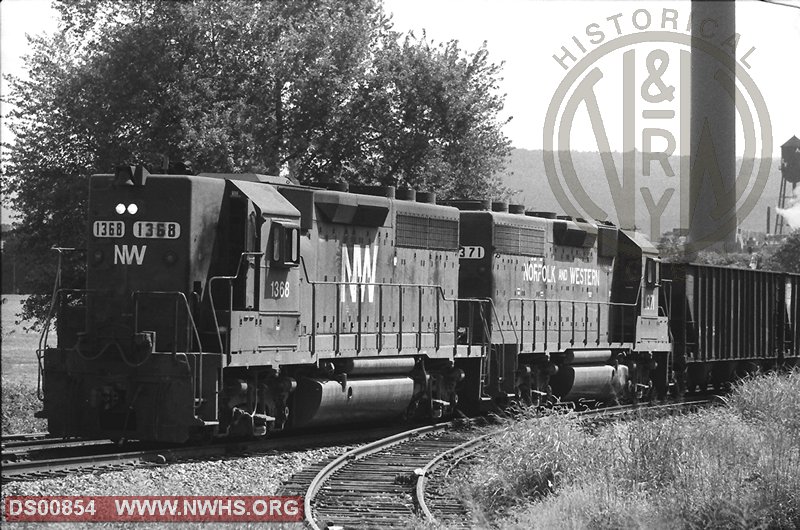 N&W EMD GP40  Nos. 1368 and 1371 at Front Royal VA  (1)