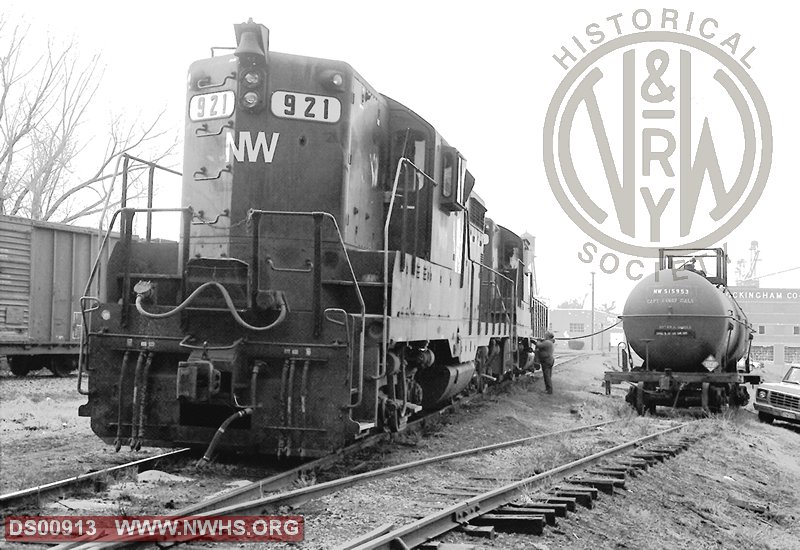 N&W EMD GP9 No. 921 at Harrisonburg VA (1)