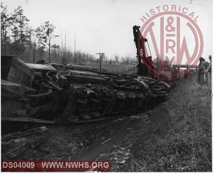 VGN AG 902 derailment at unknown location with Wreck Crane B-19