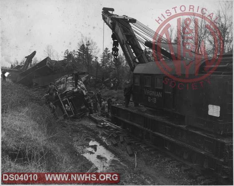 VGN AG 902 derailment at unknown location with Wreck Crane B-19