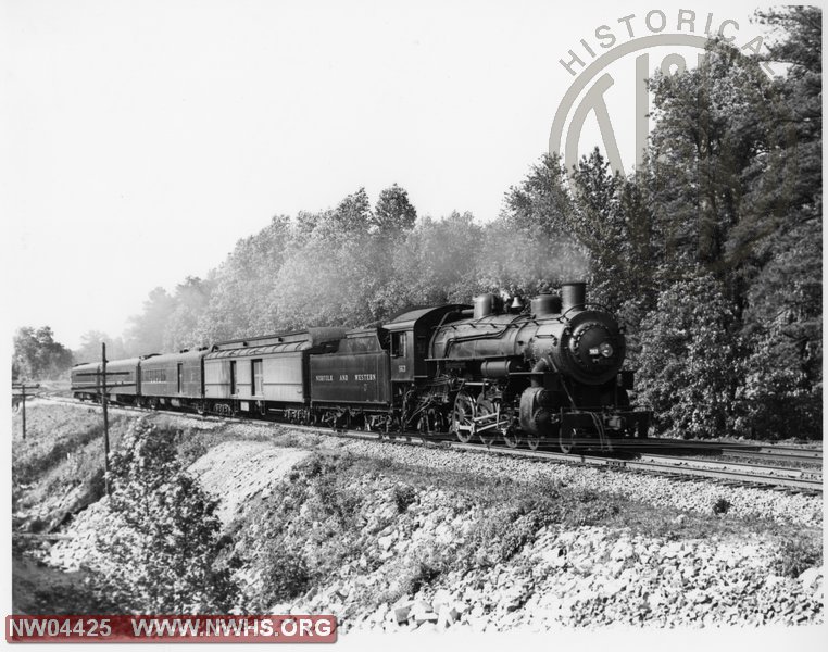 Class E2a #563,Right 3/4 View (w/ACL Train #27),B&W,Richmond,VA (book)