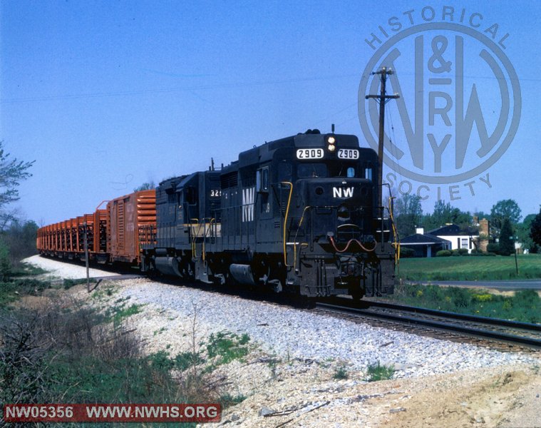 N&W GP30 2909 at New Castle, in May 9, 1957