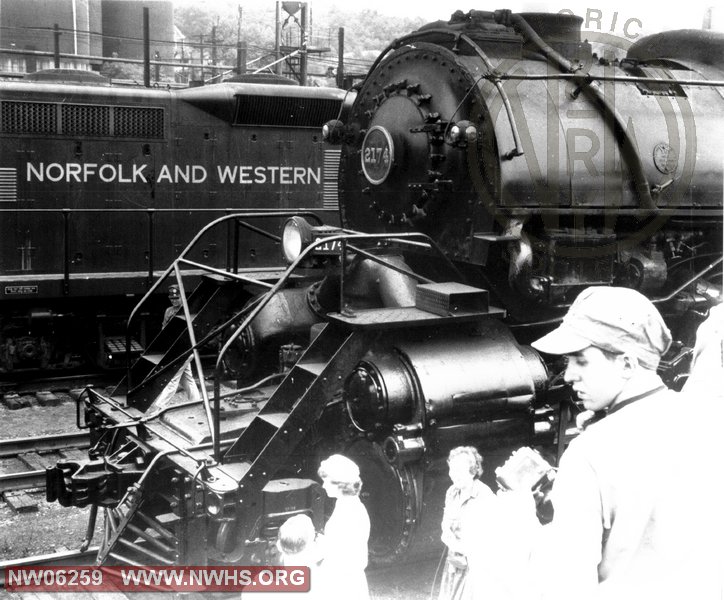 Y6b 2174 Front End 3/4 View at Bluefield, WV