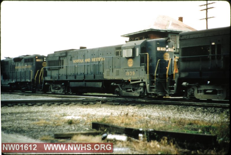 NW #1939,  GE U30B, L rear 3/4 view, @ Maple Grove, OH