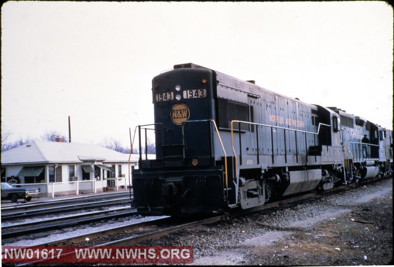 NW #1943,  GE U30B, L front 3/4 view, @  Peree, IN