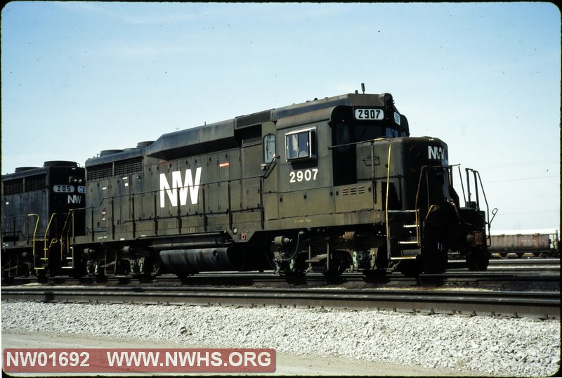 NW #2907,  EMD GP30, ex NKP #907, R front 3/4 view @ Bellevue, OH