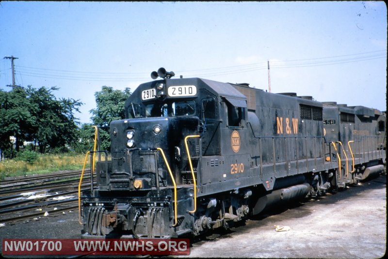 NW #2910,  EMD GP35, ex NKP #910, L front 3/4 view @ Muncie, ID