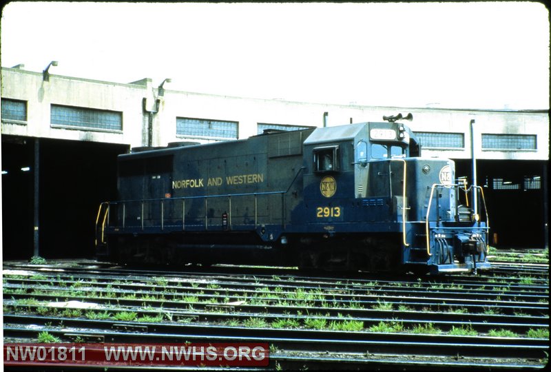 N&W EMD GP35 #2913 at Bellevue, OH