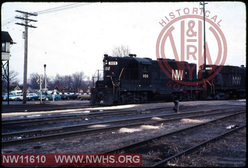 N&W EMD GP9 #909 at Conneaut, OH