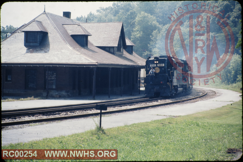 N&W EMD GP30 #532 rolling past passenger station at Marion, VA